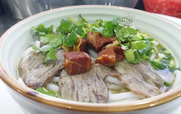 用净锅加水、糖色、香料烧开放入一半牛肉煮至熟透-第1张图片-深圳市凯迪瑞门窗科技有限公司