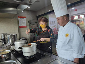 用净锅加水、糖色、香料烧开放入一半牛肉煮至熟透-第5张图片-深圳市凯迪瑞门窗科技有限公司